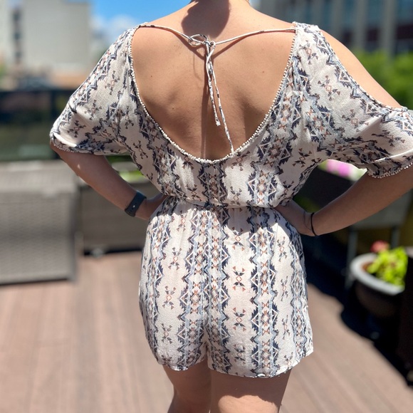 Forever 21 Romper Stretch Waist Short Sleeve Cut Out Shoulder Open Back M White - Picture 2 of 9